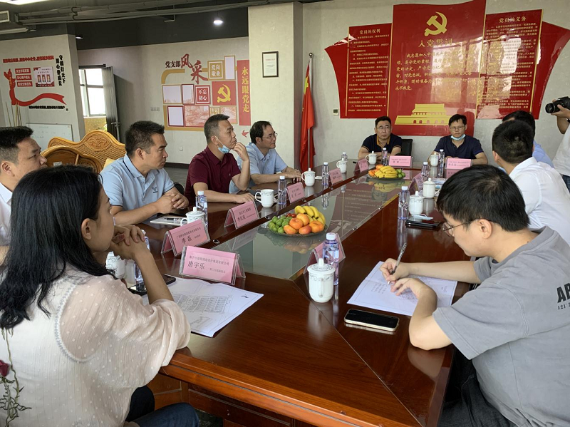 考察团与汽配建材港管理负责人开展座谈.png