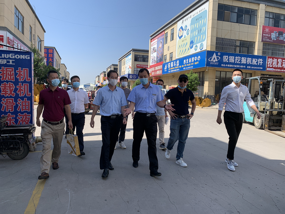 考察团在中源汽配五金建材刚现场考察.png