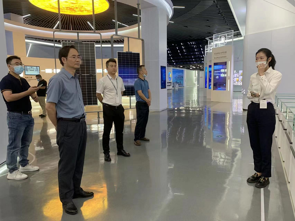 考察团在隆基绿能科技股份有限公司实地考察.png