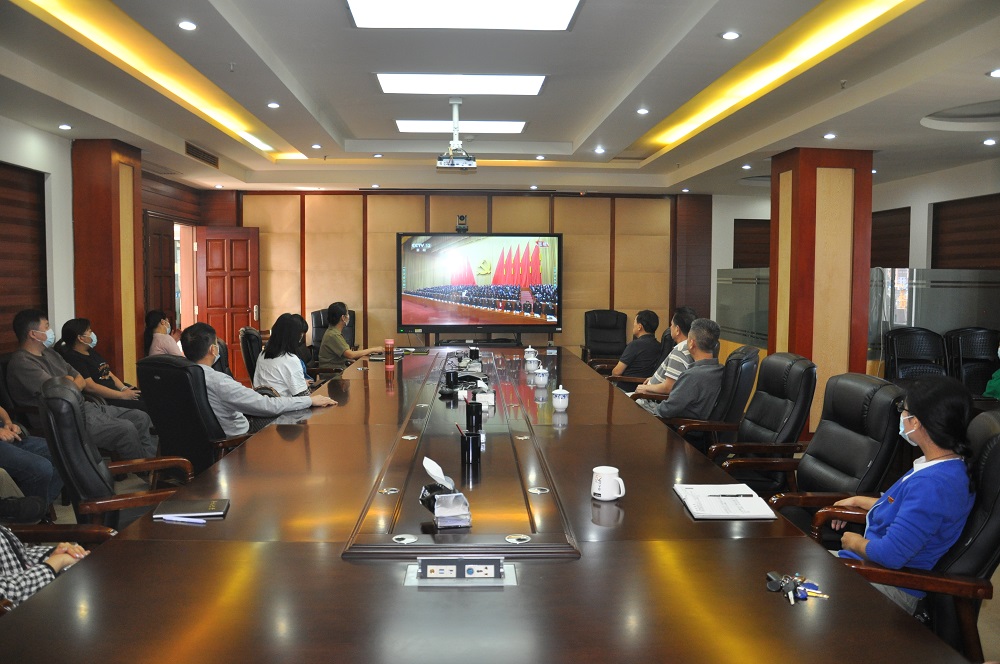 05 建卓公司崇左办职工收听收看中国共产党第二十次全国代表大会开幕会现场.jpg