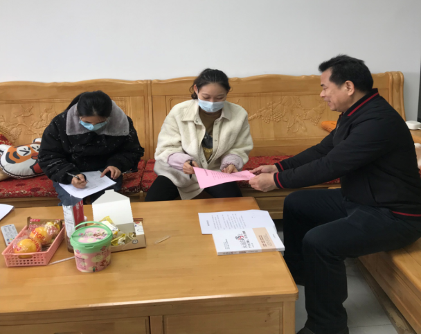 01 颜家伟副总经理到梅鸿月同志家中开展廉政家访.jpg