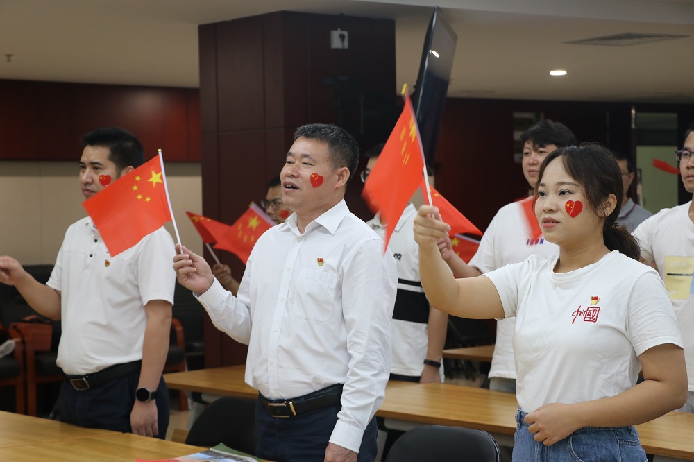 04 9月30日，点点平台组织全体党员合唱红歌《我和我的祖国》.JPG