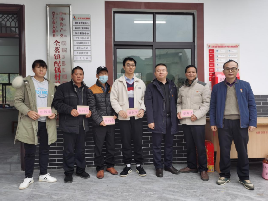 03 集团党委慰问各位老党员、脱贫户和监测对象、驻村第一书记和村委干部.jpg