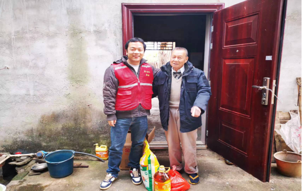 驻村第一书记到帮扶户家中开展春节慰问.png
