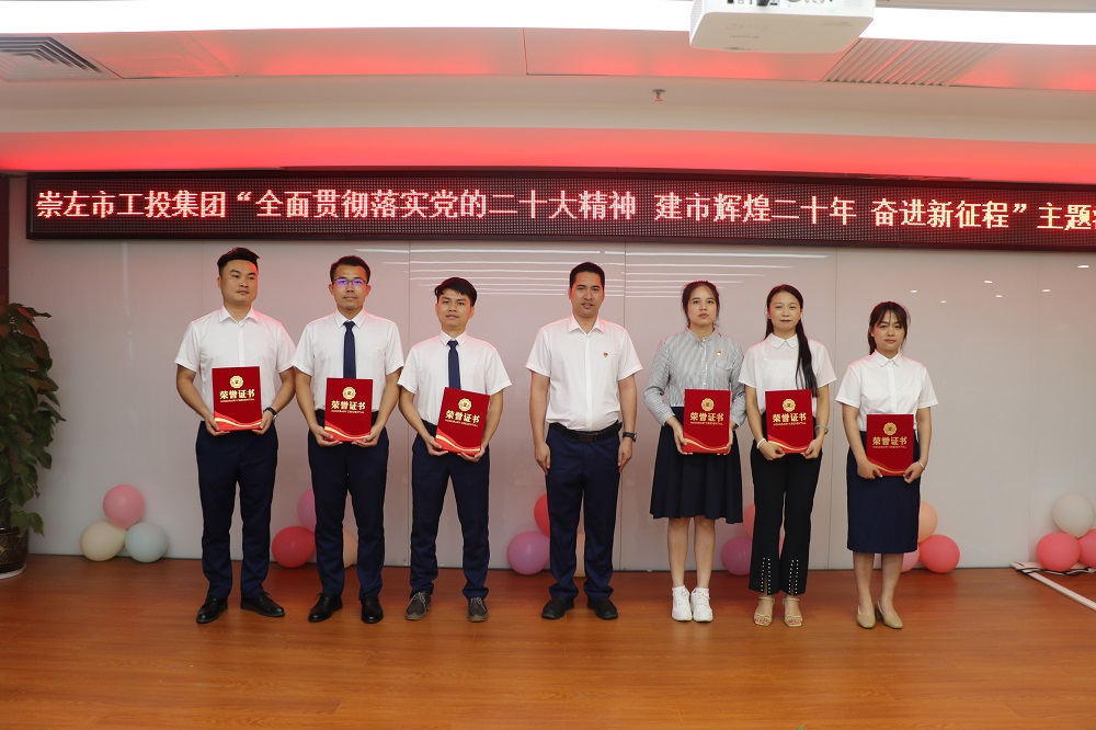 06 鼓励奖获得者黄帅扬、唐志荣、甘文之、黄家敏、周绩、何美琳与点点平台总经理助理吴世忠合影.jpg