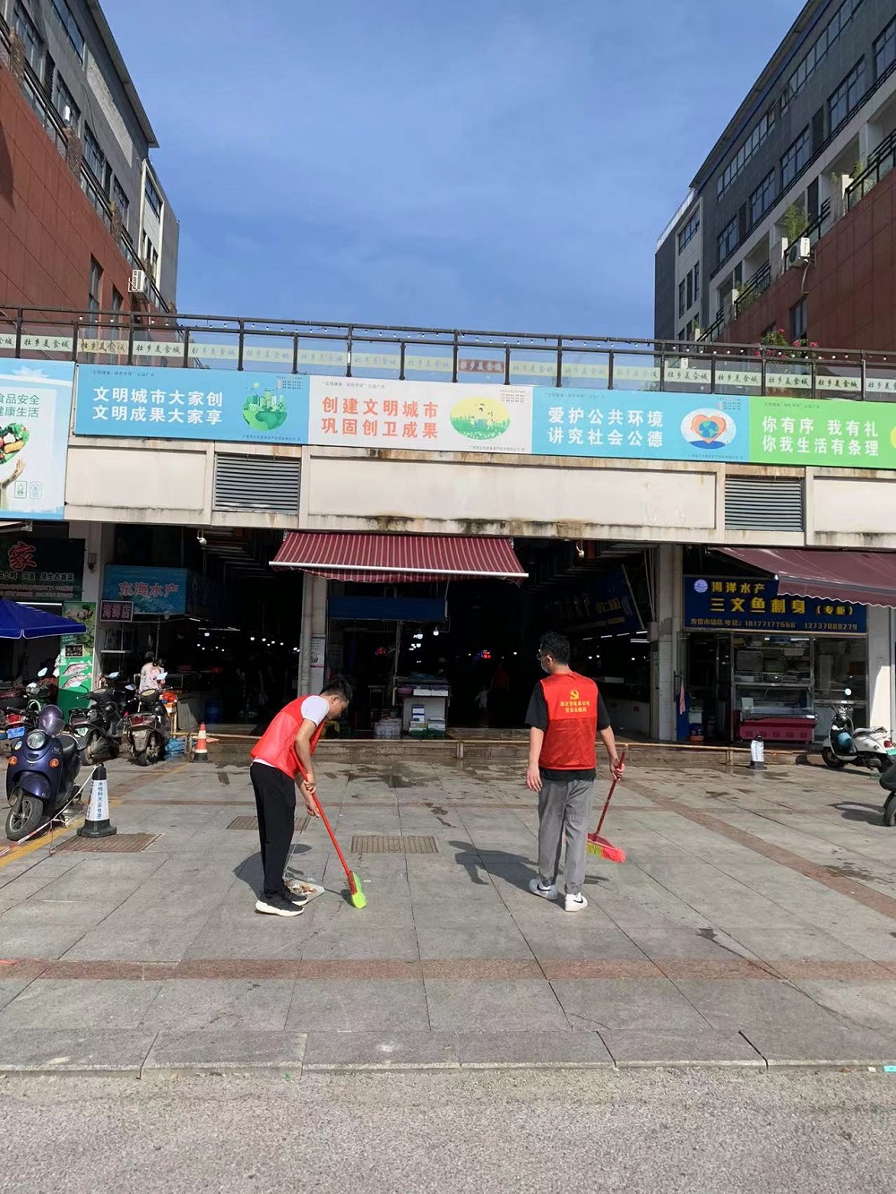 党员在清扫烟头照片.jpg