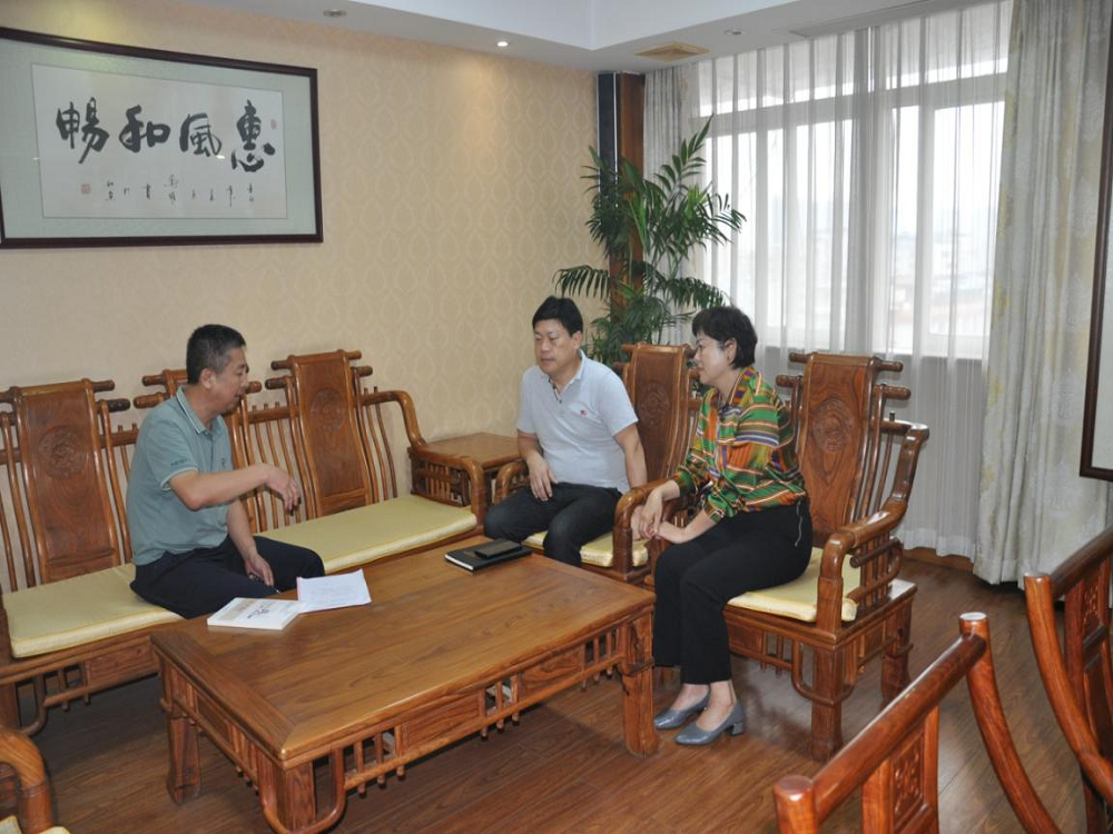 10月27日，公司吴力强董事长对廖宏兵副总经理及其家属开展廉政家访。.png