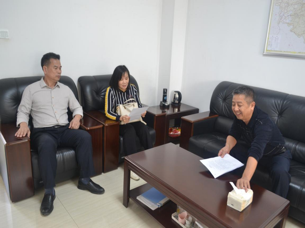 10月20日，公司吴力强董事长对颜家伟副总经理及其家属开展廉政家访.png