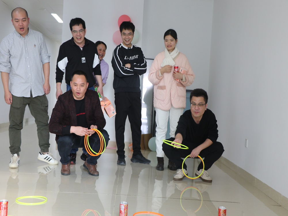 精彩套圈领物资活动.JPG