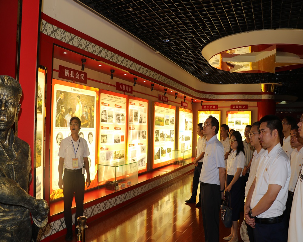 图2：展厅参观.JPG