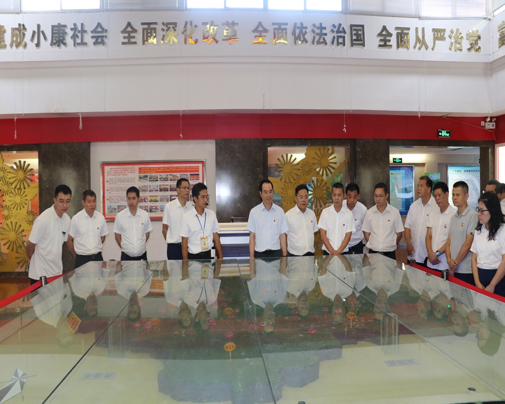 图3：展厅参观.JPG