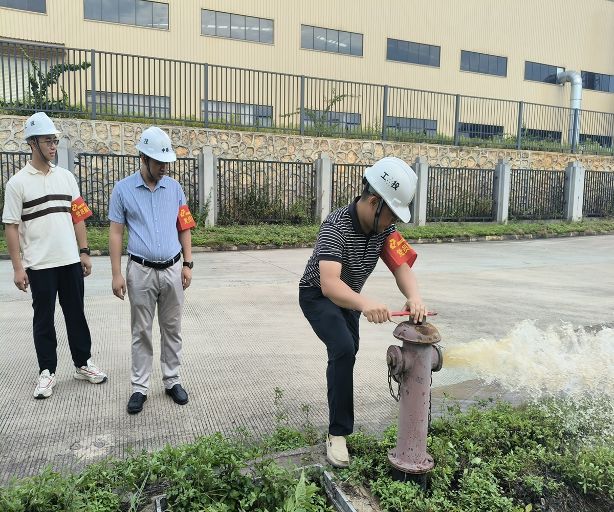 03 工投党员先锋下沉一线 积极防范应对台风“摩羯”.jpg