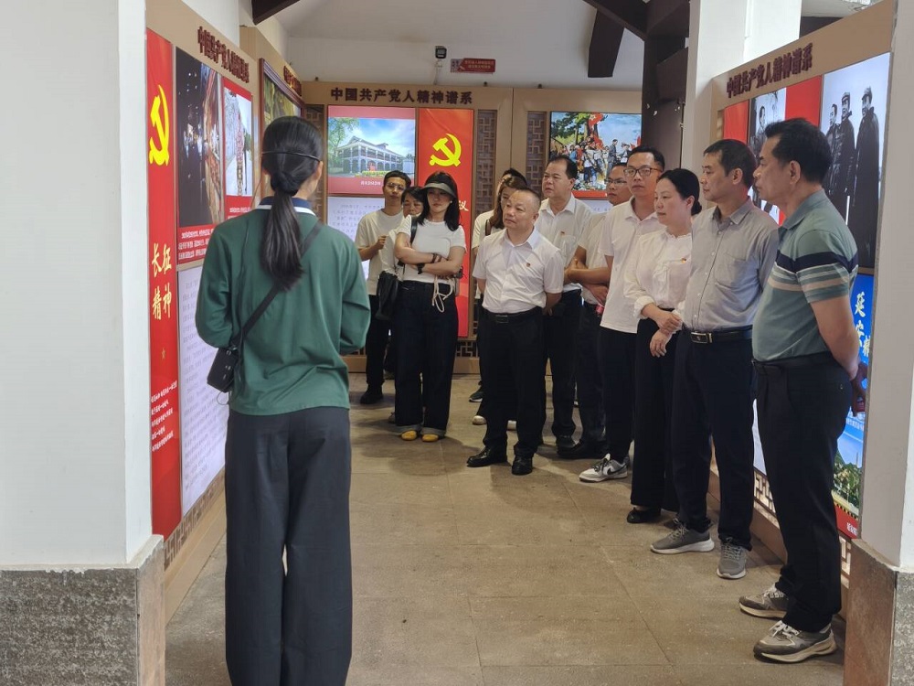 党员、干部职工在南宁市共产党人精神谱系主题园内参观.jpg