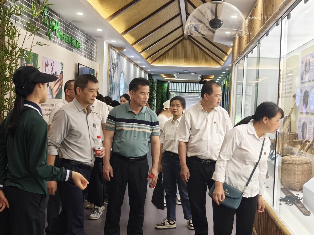 党员、干部职工在南宁市廉洁文化主题园内参观.jpg