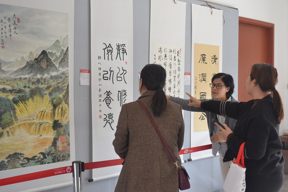 图1 公司职工在廉洁文化作品展现场驻足观赏、探讨作品.JPG